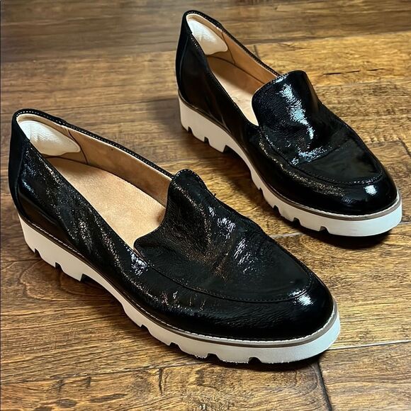Vionic Kensley Black Patent Leather Loafer, size 10 - Picture 1 of 9